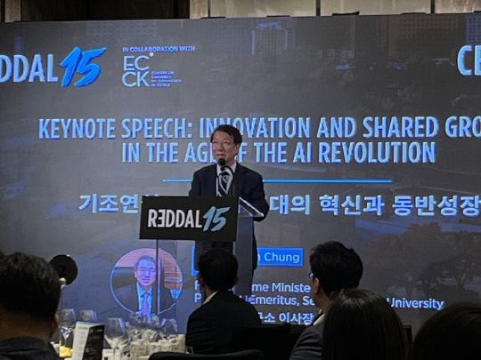 정운찬 전 국무총리가 지난 12일 서울 중구 포시즌스 서울에서 열린 '레달 CEO 포럼'에서 '한국 중소기업, 시장 발전 및 미래 전망'을 주제로 기조연설을 하고 있다. 장우진 기자